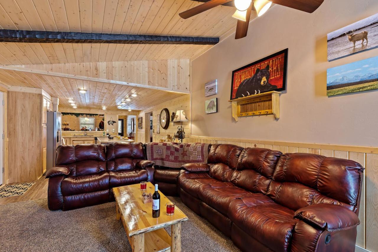 Huckleberry Hollow By Kabino Hot Tub Firepit Ps2 Satellite Grill Wifi Golf Course Island Park Bagian luar foto
