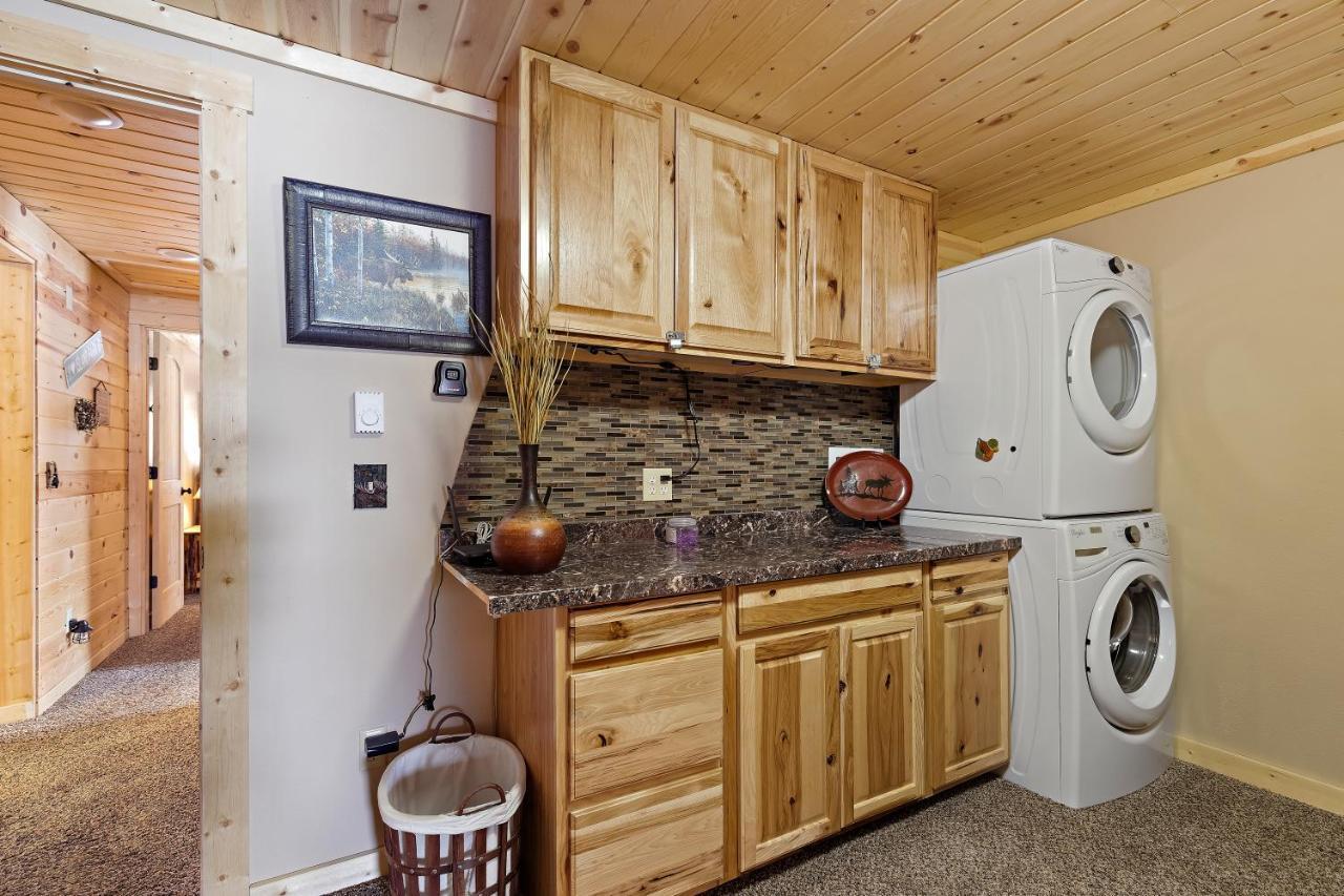 Huckleberry Hollow By Kabino Hot Tub Firepit Ps2 Satellite Grill Wifi Golf Course Island Park Bagian luar foto